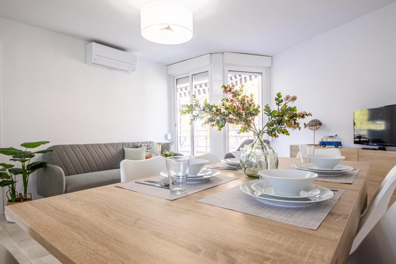 סאלו Boooom!!! Apartment With Swimming Pool מראה חיצוני תמונה